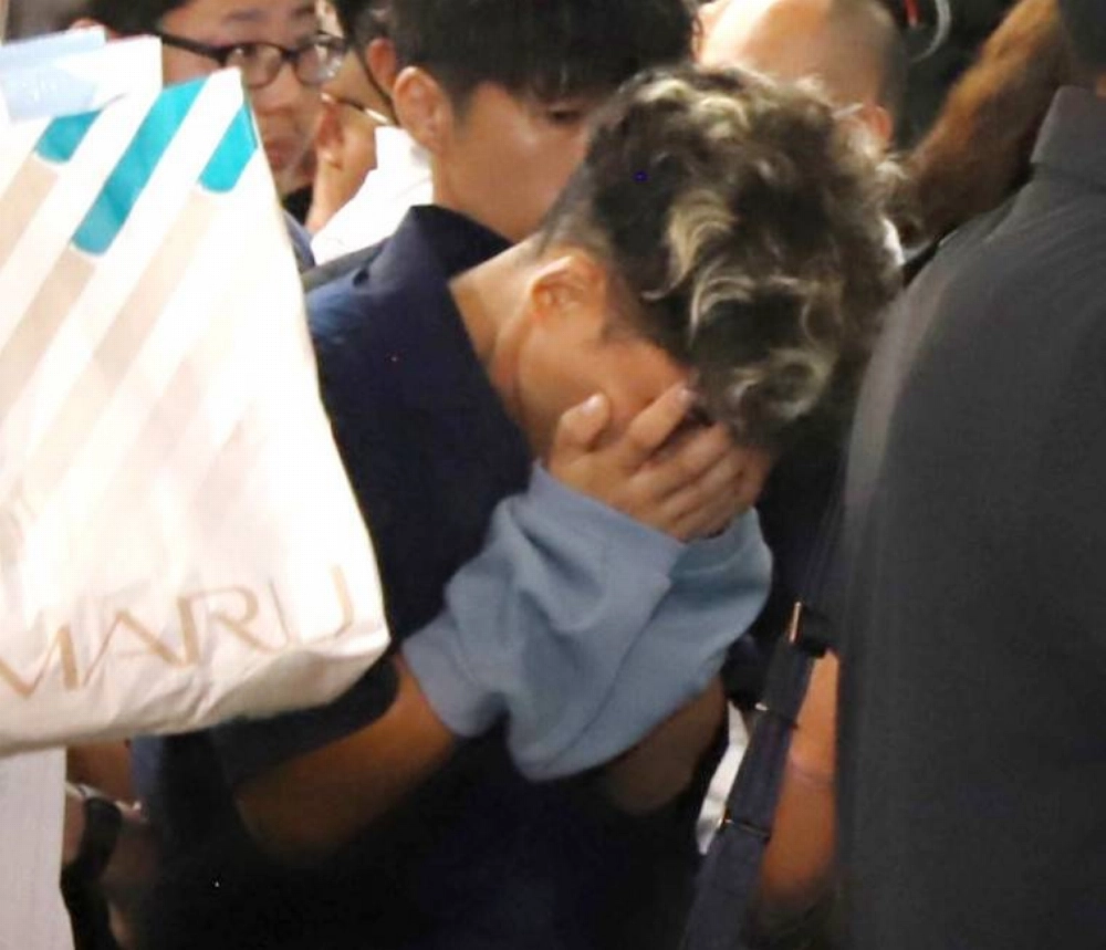 Masashi Tanimoto, 35, the suspect in the deadly stabbing a 24-year-old woman, is taken into custody in Kobe on Friday night. Masashi Tanimoto, 35, the suspect in the deadly stabbing a 24-year-old woman, is taken into custody in Kobe on Friday night.