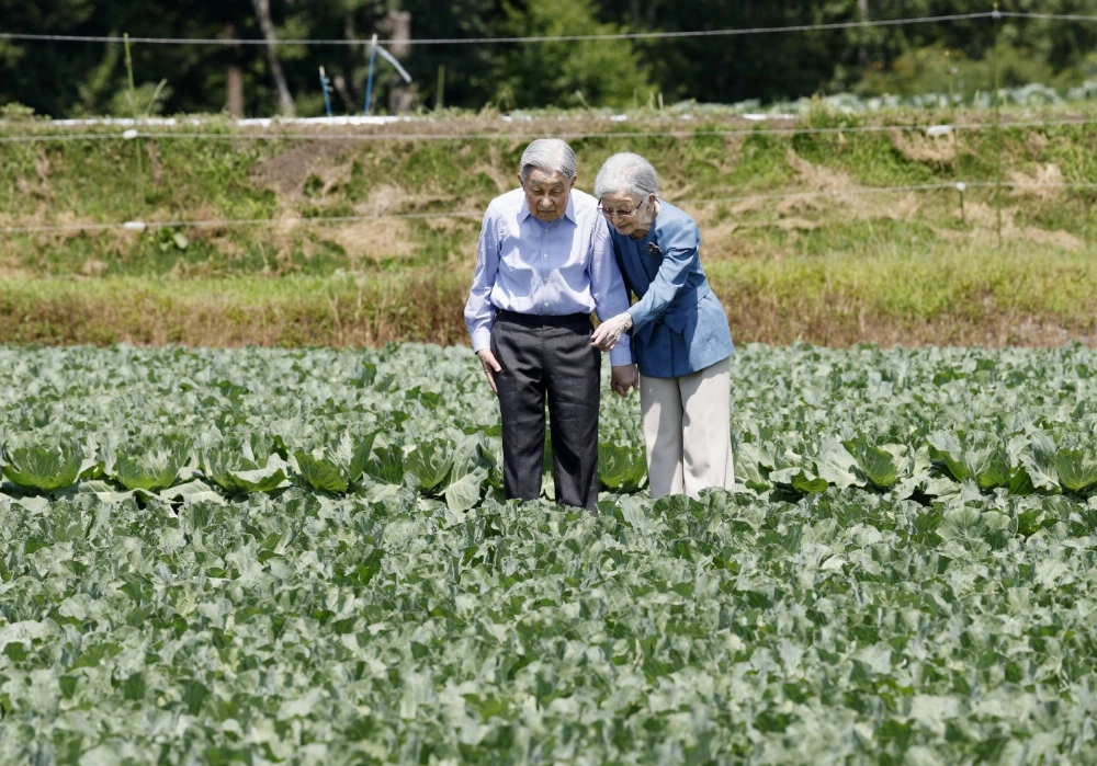 Emperor Emeritus Akihito and Empress Emerita Michiko strolled through a cabbage field in Ohinata settlement in Karuizawa, Nagano Prefecture, on Saturday. Emperor Emeritus Akihito and Empress Emerita Michiko strolled through a cabbage field in Ohinata settlement in Karuizawa, Nagano Prefecture, on Saturday.