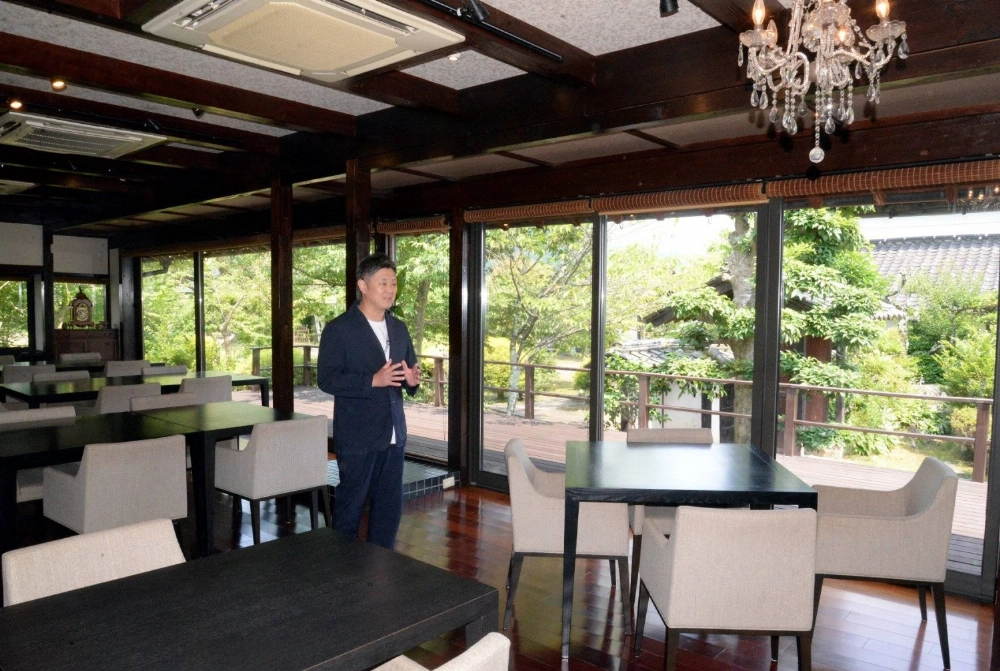 Haruhiko Oyama, a descendant of the Yamatohana Jozo brewery's founder, talks about the family business at the brewer’s original site, which is now used as a restaurant and rental venue. Haruhiko Oyama, a descendant of the Yamatohana Jozo brewery's founder, talks about the family business at the brewer’s original site, which is now used as a restaurant and rental venue.