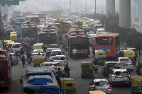 Traffic along a highway in New Delhi. India, the world's third largest emitter of carbon dioxide, will be able to access Japanese decarbonization technologies at low cost under a joint crediting mechanism. | BLOOMBERG