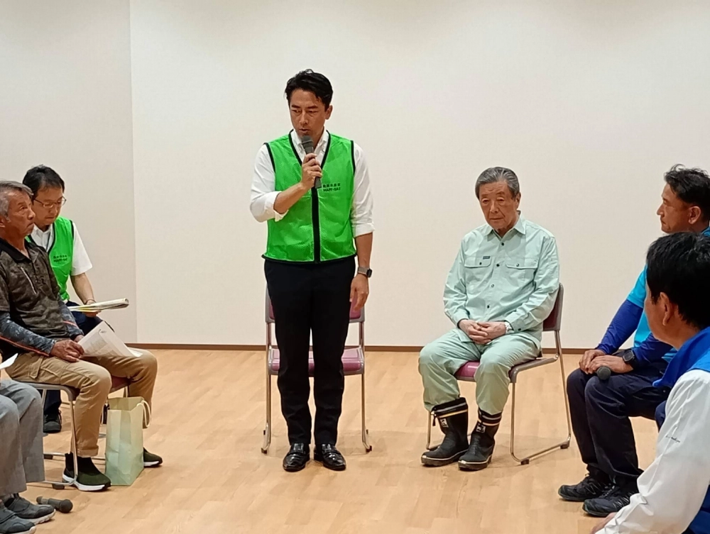 Shinjiro Koizumi, flanked by Liberal Democratic Party Secretary-General Hiroshi Moriyama, greets rice farmers during a discussion in the city of Kirishima, Kagoshima Prefecture, on Monday. Shinjiro Koizumi, flanked by Liberal Democratic Party Secretary-General Hiroshi Moriyama, greets rice farmers during a discussion in the city of Kirishima, Kagoshima Prefecture, on Monday.