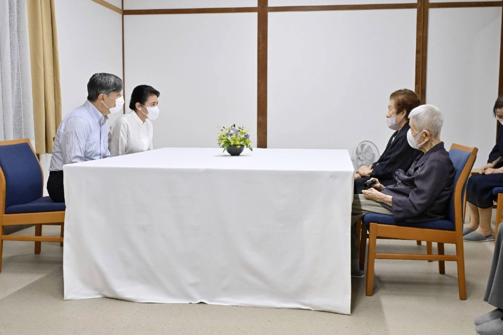 Emperor Naruhito and Empress Masako met two former residents of Iwo Jima on Tuesday at the Nasu Imperial Villa in the town of Nasu, Tochigi Prefecture. Emperor Naruhito and Empress Masako met two former residents of Iwo Jima on Tuesday at the Nasu Imperial Villa in the town of Nasu, Tochigi Prefecture.