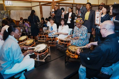 First Lady Yoshiko Ishiba (center, in white and blue dress) hosts an event on Japanese culture with the first ladies of African leaders on the sidelines of the Tokyo International Conference on African Development in Yokohama on Aug. 21. First Lady Yoshiko Ishiba (center, in white and blue dress) hosts an event on Japanese culture with the first ladies of African leaders on the sidelines of the Tokyo International Conference on African Development in Yokohama on Aug. 21.