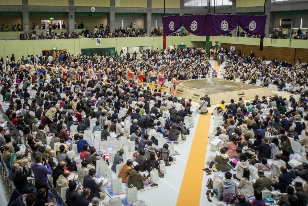 Wrestlers approach the ring during a regional sumo tour in Misato, Saitama Prefecture in April 2016. Wrestlers approach the ring during a regional sumo tour in Misato, Saitama Prefecture in April 2016.