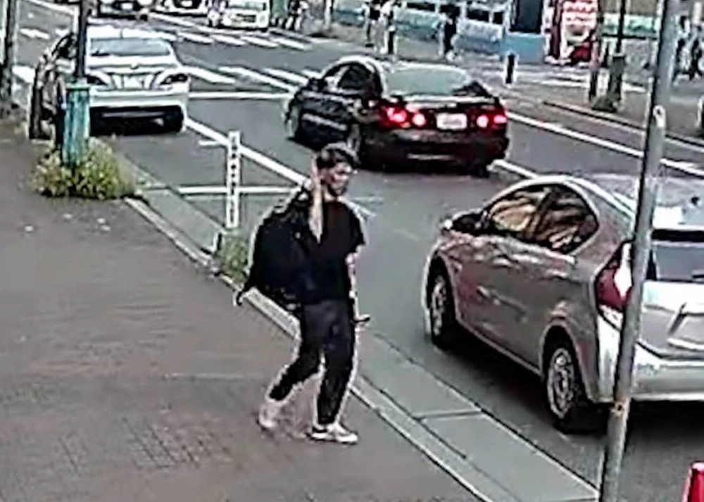 Security camera footage shows a person who appears to be Masashi Tanimoto on Aug. 20, the day when a woman was murdered in Kobe. Security camera footage shows a person who appears to be Masashi Tanimoto on Aug. 20, the day when a woman was murdered in Kobe.