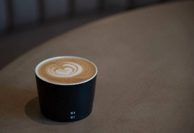 At Kuro Mame, baristas customize the coffee according to the guest's preferences. At Kuro Mame, baristas customize the coffee according to the guest's preferences.