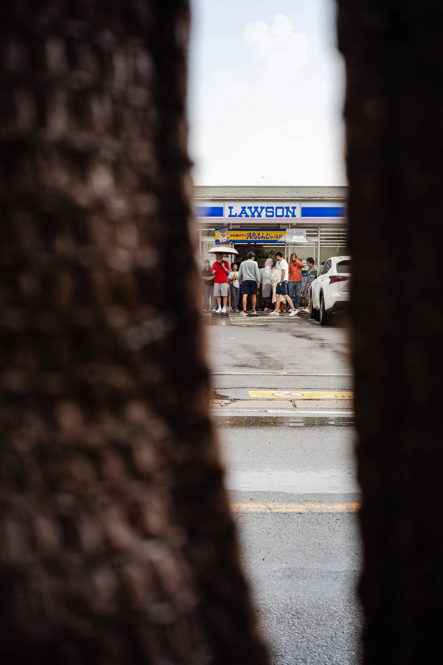 The Lawson outlet is seen through a gap in the barrier. On sunny days, Mount Fuji is visible in the background. The Lawson outlet is seen through a gap in the barrier. On sunny days, Mount Fuji is visible in the background.