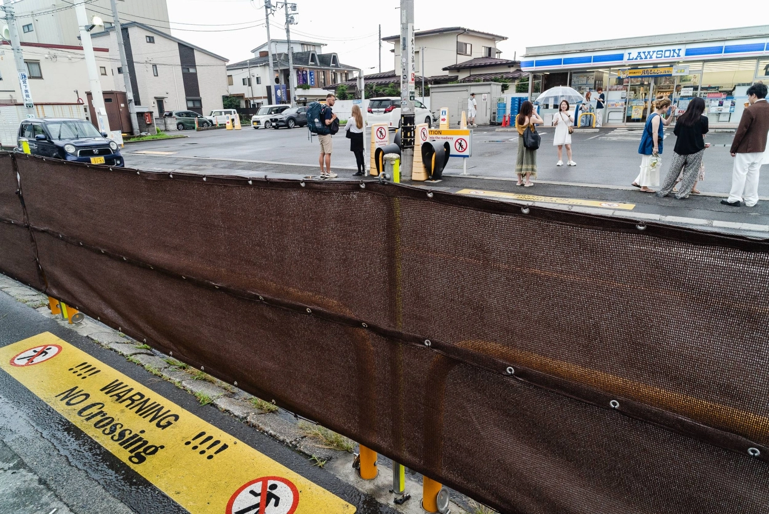 At 1.5 meters high, a dark curtain is a compromise that allows tourists to take photos of Lawson and Mount Fuji but prevents people from slipping through roadside barriers. At 1.5 meters high, a dark curtain is a compromise that allows tourists to take photos of Lawson and Mount Fuji but prevents people from slipping through roadside barriers.
