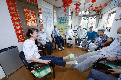 Mariko Kamijo (left) interacts with users of her nursing care facility called Isshoen, in Tokorozawa, Saitama Prefecture, in July. Mariko Kamijo (left) interacts with users of her nursing care facility called Isshoen, in Tokorozawa, Saitama Prefecture, in July.