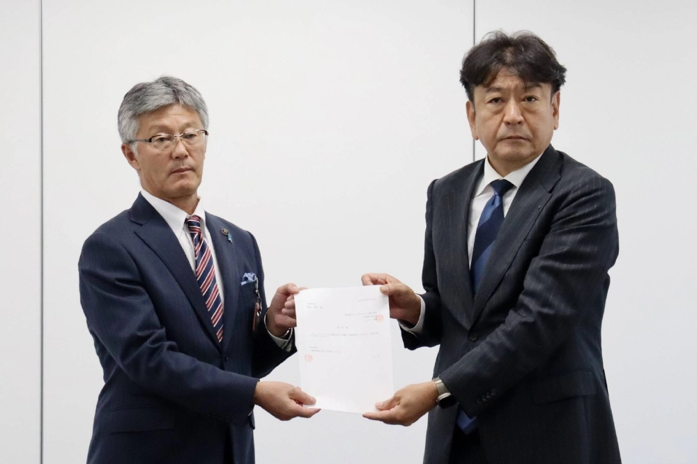 Masahiro Sakurai (left), mayor of Kashiwazaki in Niigata Prefecture, and Tokyo Electric Power Company Holdings President Tomoaki Kobayakawa in the city on Thursday Masahiro Sakurai (left), mayor of Kashiwazaki in Niigata Prefecture, and Tokyo Electric Power Company Holdings President Tomoaki Kobayakawa in the city on Thursday