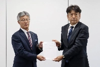 Masahiro Sakurai (left), mayor of Kashiwazaki in Niigata Prefecture, and Tokyo Electric Power Company Holdings President Tomoaki Kobayakawa in the city on Thursday | JIJI