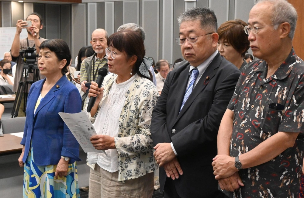 Yoko Inoue (third from right), co-head of a civic group working to recover the remains of victims of a fatal 1942 accident at the Chosei coal mine in Yamaguchi Prefecture, calls on the government to conduct DNA examinations on human bones recovered recently from the mine, in Tokyo on Tuesday. Yoko Inoue (third from right), co-head of a civic group working to recover the remains of victims of a fatal 1942 accident at the Chosei coal mine in Yamaguchi Prefecture, calls on the government to conduct DNA examinations on human bones recovered recently from the mine, in Tokyo on Tuesday.