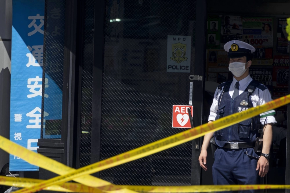 The Saga Prefectural Police sent papers on a worker at its crime laboratory to prosecutors for allegedly falsifying DNA analyses to make his job performances look better. The Saga Prefectural Police sent papers on a worker at its crime laboratory to prosecutors for allegedly falsifying DNA analyses to make his job performances look better.