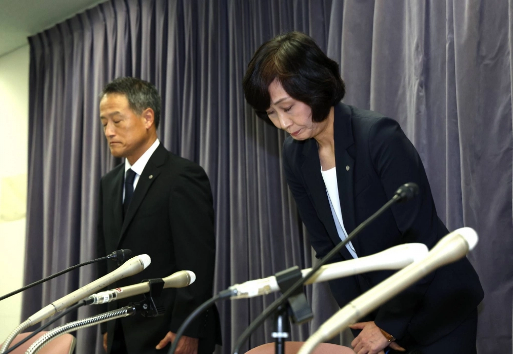 Japan Airlines President Mitsuko Tottori (right) bows in apology Wednesday in Tokyo over the company's pilots causing flight delays due to drinking alcohol. Japan Airlines President Mitsuko Tottori (right) bows in apology Wednesday in Tokyo over the company's pilots causing flight delays due to drinking alcohol.