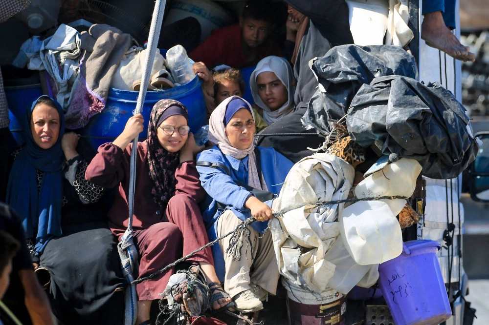 Palestinians return to city under sseige