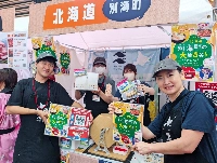 A booth from the town of Betsukai in Hokkaido at an Amazon Japan furusato nо̄zei promotion event, on Sept. 5 in Tokyo's Minato Ward. | JIJI