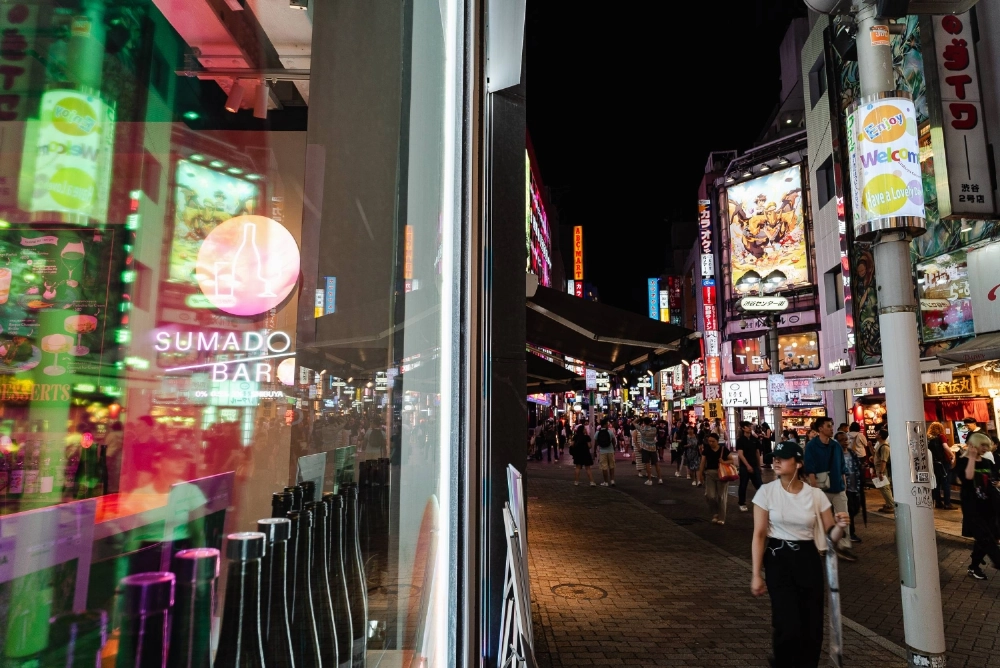 Sumadori Bar on Shibuya Ward's main Center Gai street targets young customers who prefer low-alcohol drinks or abstain altogether.  Sumadori Bar on Shibuya Ward's main Center Gai street targets young customers who prefer low-alcohol drinks or abstain altogether.