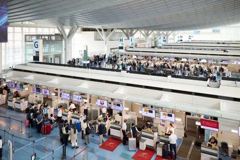 Tokyo police have arrested a 21-year-old security inspector at Haneda Airport after he allegedly stole cash from a passenger during a baggage inspection. Tokyo police have arrested a 21-year-old security inspector at Haneda Airport after he allegedly stole cash from a passenger during a baggage inspection.