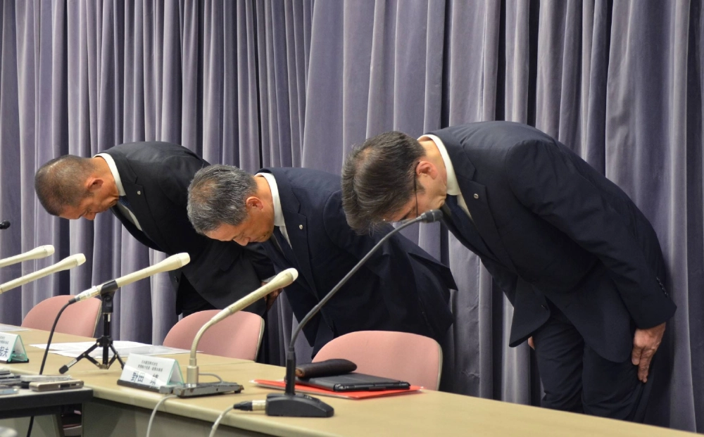 Japan Airlines Managing Executive Officer Yukio Nakagawa (center) and others apologize after one of the airline's pilots was found to have been drinking alcohol, during a news conference in Tokyo on Sept. 4. Japan Airlines Managing Executive Officer Yukio Nakagawa (center) and others apologize after one of the airline's pilots was found to have been drinking alcohol, during a news conference in Tokyo on Sept. 4.