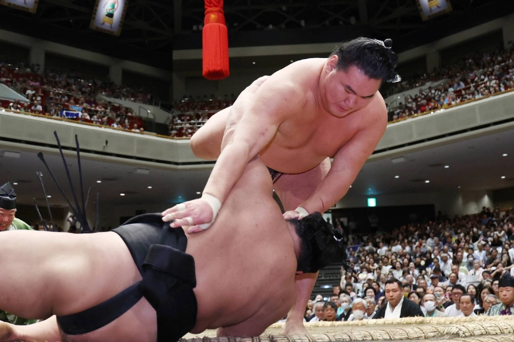 Hoshoryu shoves down Hakuoho to move to 3-0 on Day 3 of the Autumn Basho at Kokugikan in Tokyo.  Hoshoryu shoves down Hakuoho to move to 3-0 on Day 3 of the Autumn Basho at Kokugikan in Tokyo.
