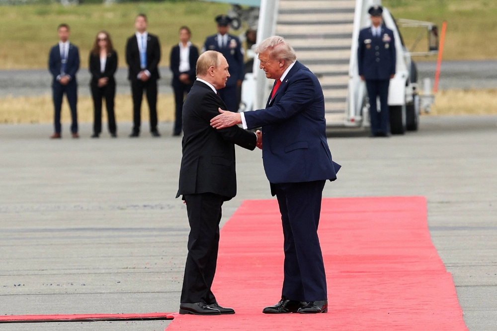U.S. President Donald Trump and Russian leader Vladimir Putin meet in Anchorage, Alaska, on Aug. 15. Putin is growing vulnerable, but Trump’s wavering and Europe’s divisions risk wasting the chance to end the Ukraine war. U.S. President Donald Trump and Russian leader Vladimir Putin meet in Anchorage, Alaska, on Aug. 15. Putin is growing vulnerable, but Trump’s wavering and Europe’s divisions risk wasting the chance to end the Ukraine war.