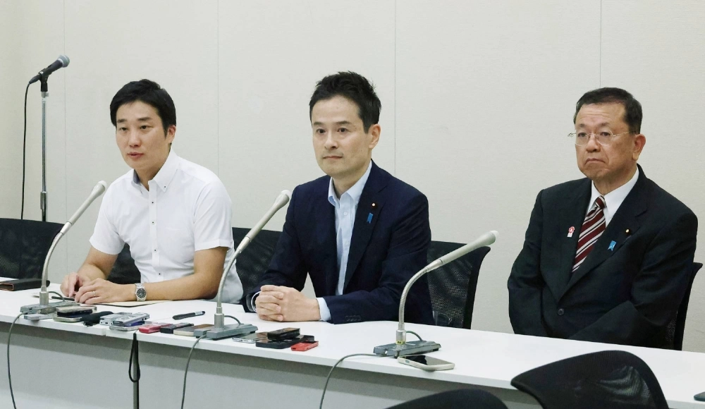 (From left) Tadashi Morishima,Takeshi Saiki and Hiroki Abe hold a news conference at parliament after submitting  their letters of resignation to Nippon Ishin no Kai on Sept. 8. (From left) Tadashi Morishima,Takeshi Saiki and Hiroki Abe hold a news conference at parliament after submitting  their letters of resignation to Nippon Ishin no Kai on Sept. 8.