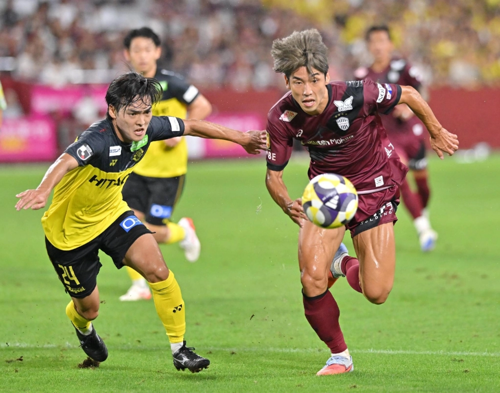 Kobe's Yuya Osako (right) chases down the ball during a J. League match against Kashiwa on Friday.  Kobe's Yuya Osako (right) chases down the ball during a J. League match against Kashiwa on Friday.