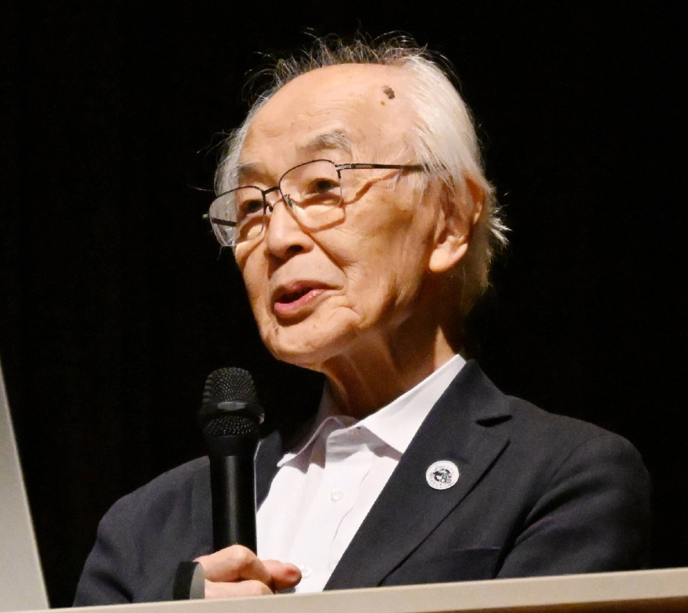 Kunio Yanagida, author of a nonfiction book about Typhoon Ida and the U.S. atomic bombing of Hiroshima, speaks at a symposium in Hatsukaichi, Hiroshima Prefecture, on Sunday. Kunio Yanagida, author of a nonfiction book about Typhoon Ida and the U.S. atomic bombing of Hiroshima, speaks at a symposium in Hatsukaichi, Hiroshima Prefecture, on Sunday.
