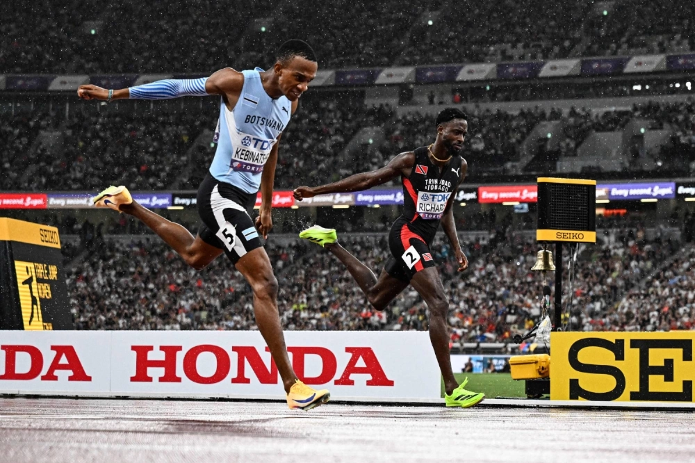 Botswana's Busang Collen Kebinatshipi (left) crosses the finish line ahead of Trinidad and Tobago's Jereem Richards in the men's 400-meter final at the world championships at National Stadium on Thursday. Botswana's Busang Collen Kebinatshipi (left) crosses the finish line ahead of Trinidad and Tobago's Jereem Richards in the men's 400-meter final at the world championships at National Stadium on Thursday.