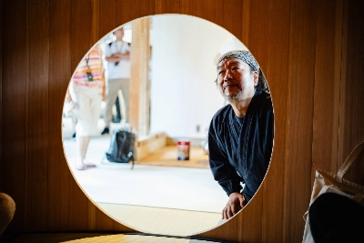 Shuji Nakagawa created a teahouse using the same technique for making traditional wooden buckets. Shuji Nakagawa created a teahouse using the same technique for making traditional wooden buckets.