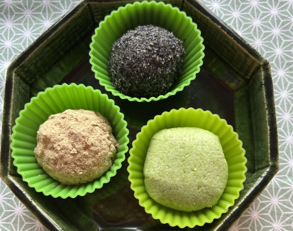 Filled with red bean paste and covered in "kinako" soy flour, green "zunda" soybean mash and black sesame, "o-hagi" sticky rice balls offer a delicious interplay of sweet and savory flavors. Filled with red bean paste and covered in "kinako" soy flour, green "zunda" soybean mash and black sesame, "o-hagi" sticky rice balls offer a delicious interplay of sweet and savory flavors.
