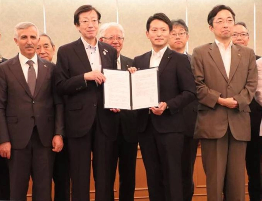 Hyogo Gov. Motohiko Saito (front second from right) and other participants announce the "Hyogo Declaration" during the creative reconstruction summit on Saturday in the city of Kobe. Hyogo Gov. Motohiko Saito (front second from right) and other participants announce the "Hyogo Declaration" during the creative reconstruction summit on Saturday in the city of Kobe.