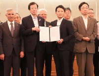 Hyogo Gov. Motohiko Saito (front second from right) and other participants announce the "Hyogo Declaration" during the creative reconstruction summit on Saturday in the city of Kobe. | JIJI