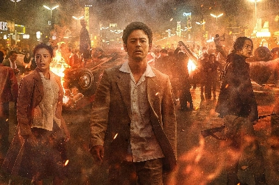 Suzu Hirose (left), Satoshi Tsumabuki (center) and Masataka Kubota (right) play childhood friends caught up in the simmering tensions of postwar Okinawa in Keisuke Otomo’s “Hero’s Island.” Suzu Hirose (left), Satoshi Tsumabuki (center) and Masataka Kubota (right) play childhood friends caught up in the simmering tensions of postwar Okinawa in Keisuke Otomo’s “Hero’s Island.”