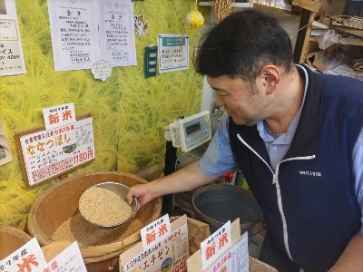 Hidehisa Shinohara sells new rice harvested this year at his rice milling shop in Tokyo. Hidehisa Shinohara sells new rice harvested this year at his rice milling shop in Tokyo.
