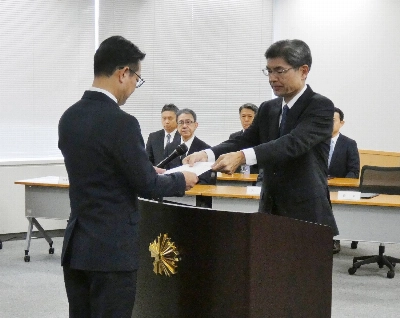 National Police Agency Commissioner-General Yoshinobu Kusunoki (right) hands a letter of appointment to Akira Uno, head of the agency's newly created information analysis office, at the agency in Tokyo on Wednesday. National Police Agency Commissioner-General Yoshinobu Kusunoki (right) hands a letter of appointment to Akira Uno, head of the agency's newly created information analysis office, at the agency in Tokyo on Wednesday.