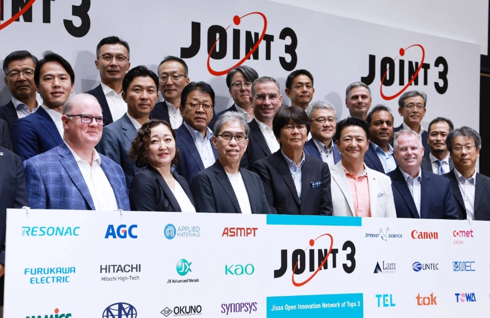 Resonac President and CEO Hidehito Takahashi (front row, third from left) in Tokyo on Sept. 3 along with officials from companies participating in a joint framework to develop chipmaking equipment Resonac President and CEO Hidehito Takahashi (front row, third from left) in Tokyo on Sept. 3 along with officials from companies participating in a joint framework to develop chipmaking equipment