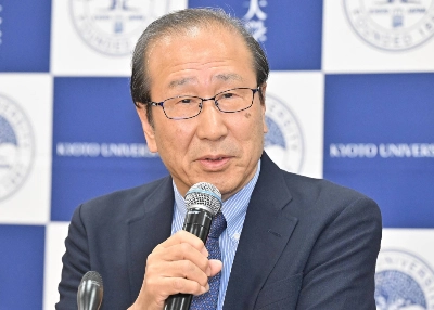 Susumu Kitagawa speaks to reporters at Kyoto University on Wednesday after receiving the news that he had been awarded the Nobel Prize in chemistry the same day. Susumu Kitagawa speaks to reporters at Kyoto University on Wednesday after receiving the news that he had been awarded the Nobel Prize in chemistry the same day.