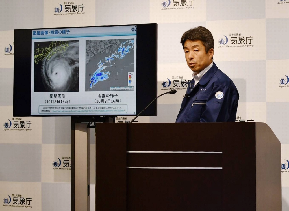 Shuichi Tachihara, director of the forecast division at the Japan Meteorological Agency, holds a news conference regarding the special warnings for heavy rain and high waves due to the approach of Typhoon Halong, on Wednesday at the agency's office in Tokyo. Shuichi Tachihara, director of the forecast division at the Japan Meteorological Agency, holds a news conference regarding the special warnings for heavy rain and high waves due to the approach of Typhoon Halong, on Wednesday at the agency's office in Tokyo.