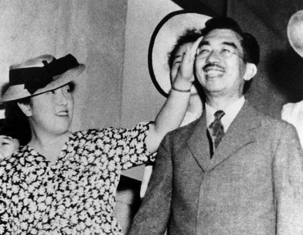 Empress Nagako, posthumously known as Empress Kojun, fixes the hair of Emperor Hirohito, known posthumously as Emperor Showa, at the Nasu Imperial Villa in Tochigi Prefecture in August 1947. Empress Nagako, posthumously known as Empress Kojun, fixes the hair of Emperor Hirohito, known posthumously as Emperor Showa, at the Nasu Imperial Villa in Tochigi Prefecture in August 1947.