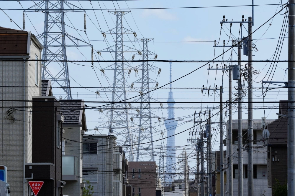 High voltage transmission towers in Tokyo. Power traders are fueling a boom in weather data, which helps them to anticipate sudden price swings. High voltage transmission towers in Tokyo. Power traders are fueling a boom in weather data, which helps them to anticipate sudden price swings.