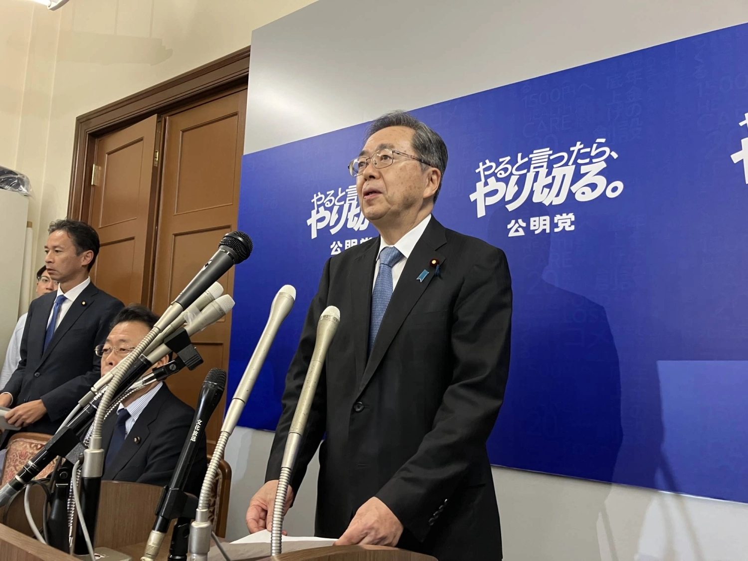 Komeito leader Tetsuo Saito speaks to reporters on Friday in Tokyo as he announced that Komeito was splitting with the ruling Liberal Democratic Party. Komeito leader Tetsuo Saito speaks to reporters on Friday in Tokyo as he announced that Komeito was splitting with the ruling Liberal Democratic Party.