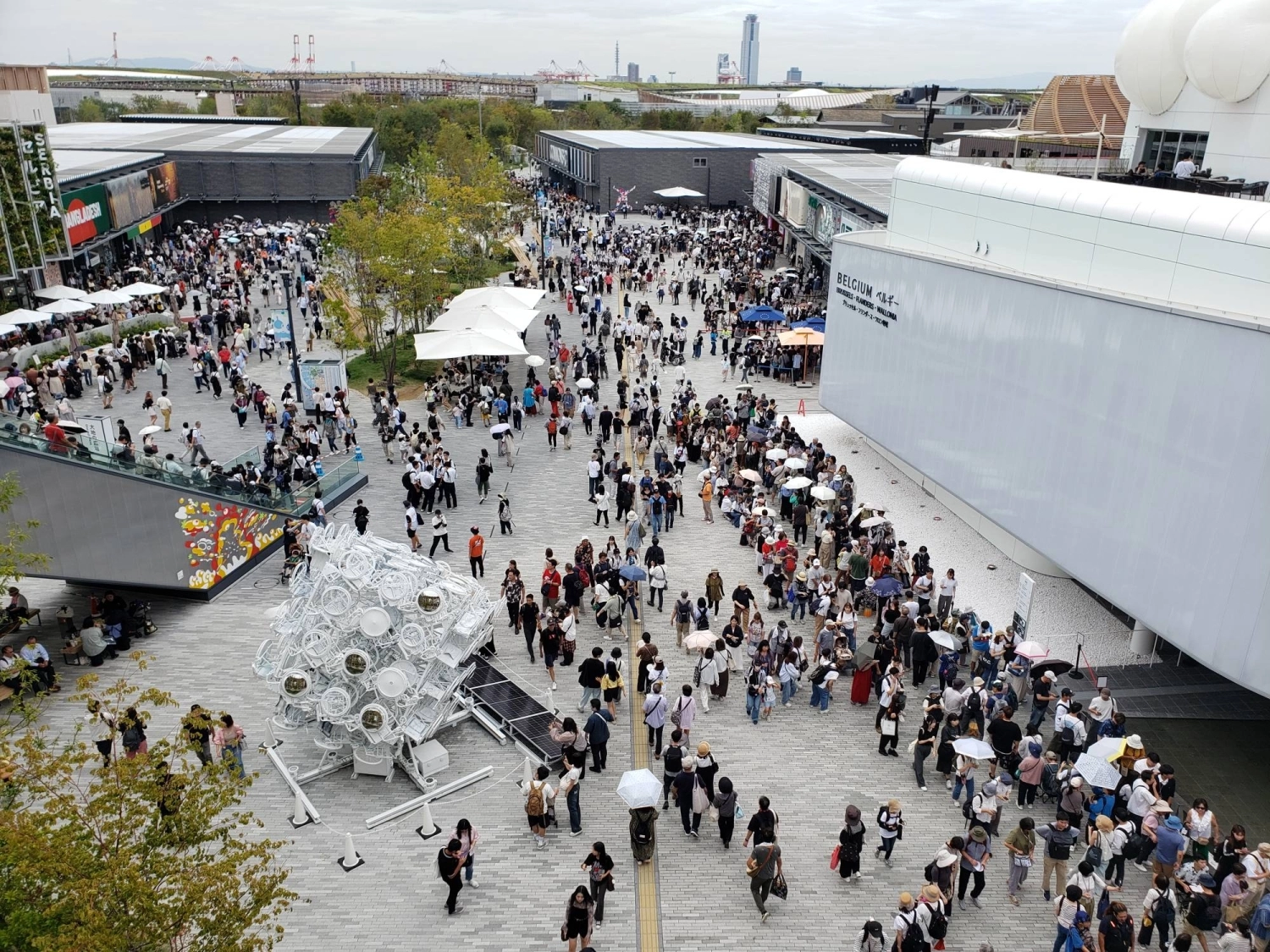 Crowds only grew after the summer finally loosened its grip on Japan, and nearly 250,000 people were passing through the expo gates on a daily basis over the last few weeks of the event. Crowds only grew after the summer finally loosened its grip on Japan, and nearly 250,000 people were passing through the expo gates on a daily basis over the last few weeks of the event.