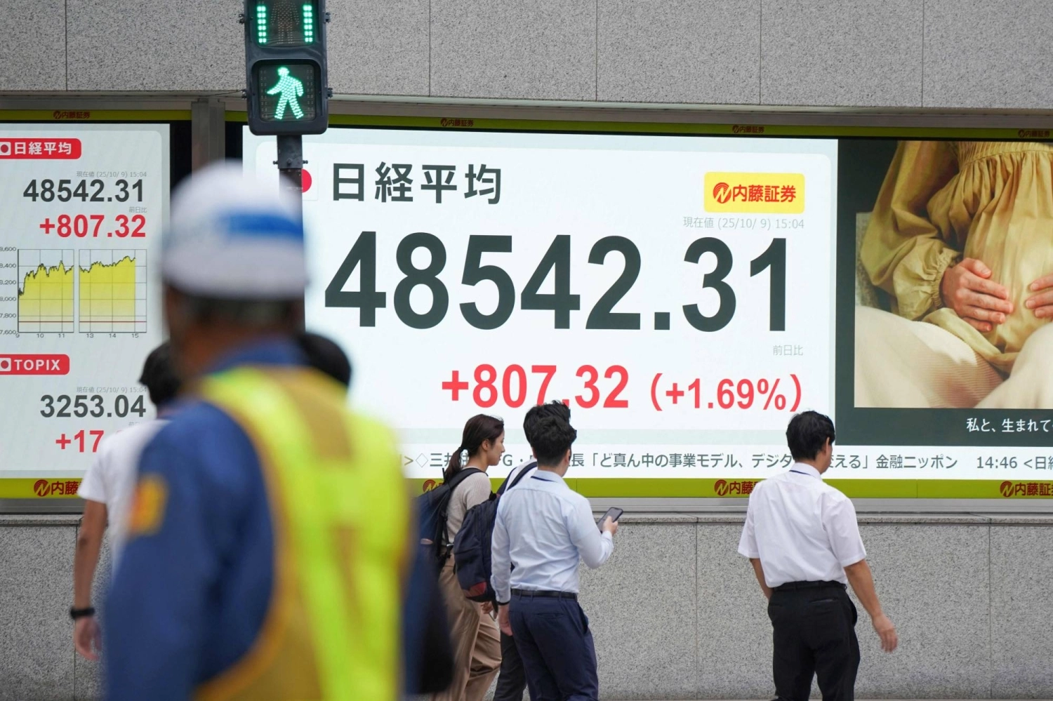 An electronic quotation board displays numbers for the Nikkei Stock Average on the Tokyo Stock Exchange on Thursday. An electronic quotation board displays numbers for the Nikkei Stock Average on the Tokyo Stock Exchange on Thursday.