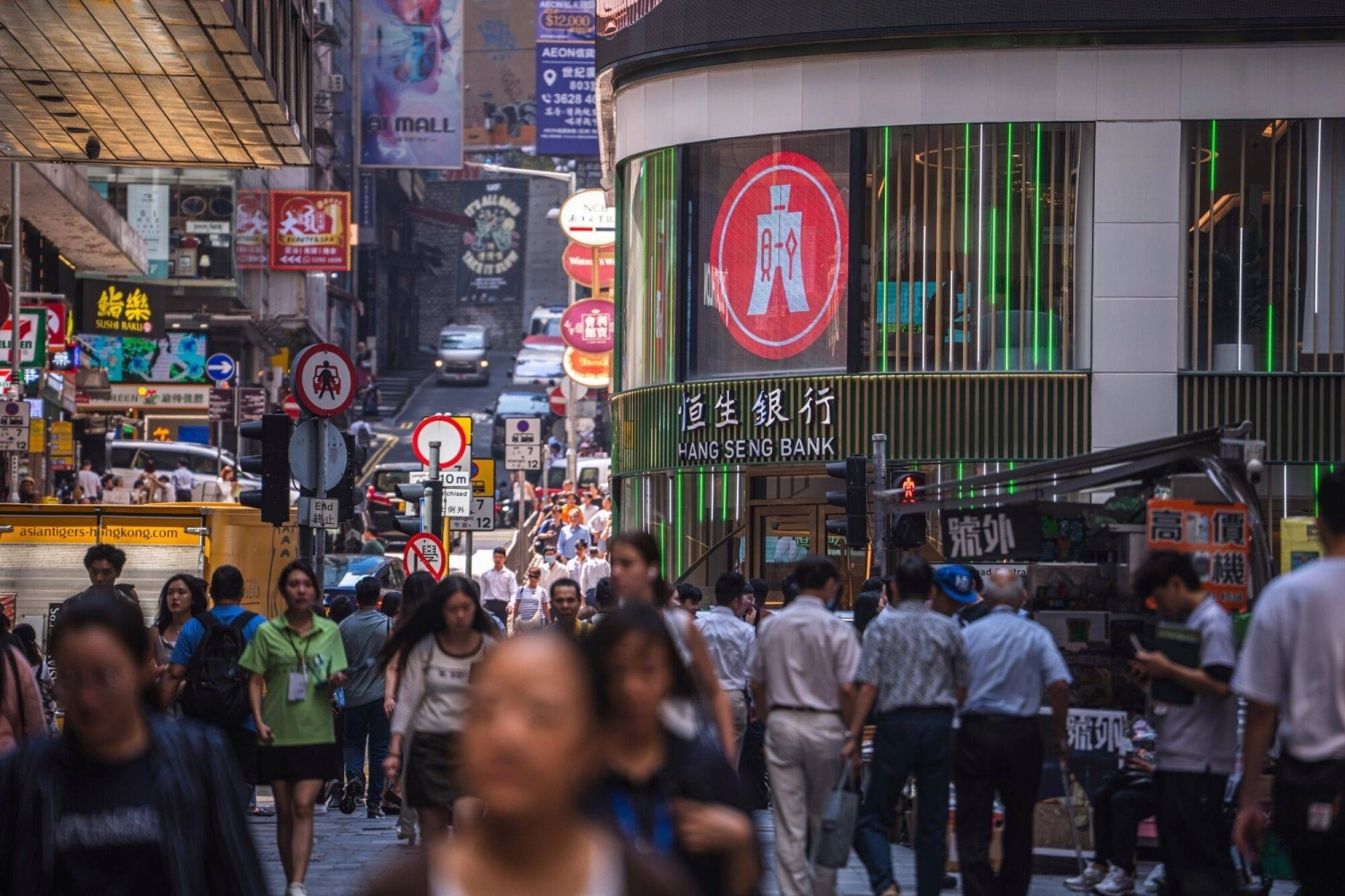 A Hang Seng Bank branch in Hong Kong on Oct. 9. U.S. President Donald Trump acknowledged he could retreat from the tariff escalation if Beijing backed down from its plan to limit rare earth exports. A Hang Seng Bank branch in Hong Kong on Oct. 9. U.S. President Donald Trump acknowledged he could retreat from the tariff escalation if Beijing backed down from its plan to limit rare earth exports.