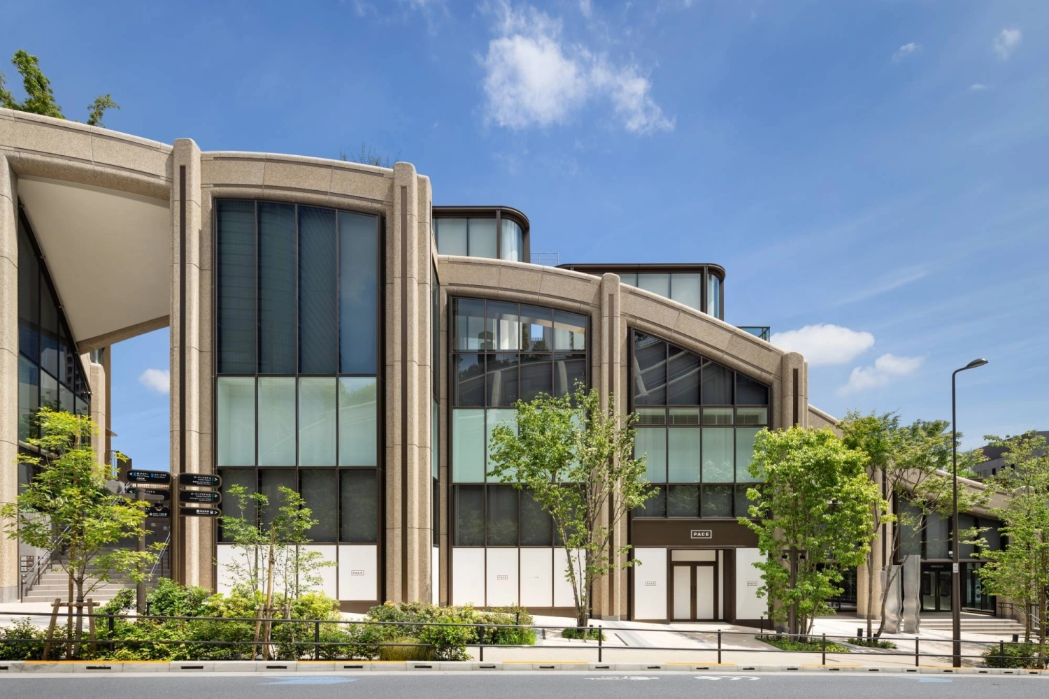 Experts have long reasoned that Japan’s taxation framework, which is less competitive than that of other art markets, places it behind the pack when it comes to securing serious international interest. Experts have long reasoned that Japan’s taxation framework, which is less competitive than that of other art markets, places it behind the pack when it comes to securing serious international interest.