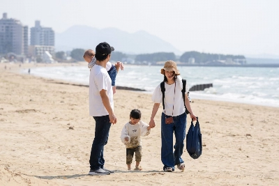 In the latest survey, many opponents of the dual surname system expressed concerns about parents and their children having different surnames, and about family breakdown. In the latest survey, many opponents of the dual surname system expressed concerns about parents and their children having different surnames, and about family breakdown.