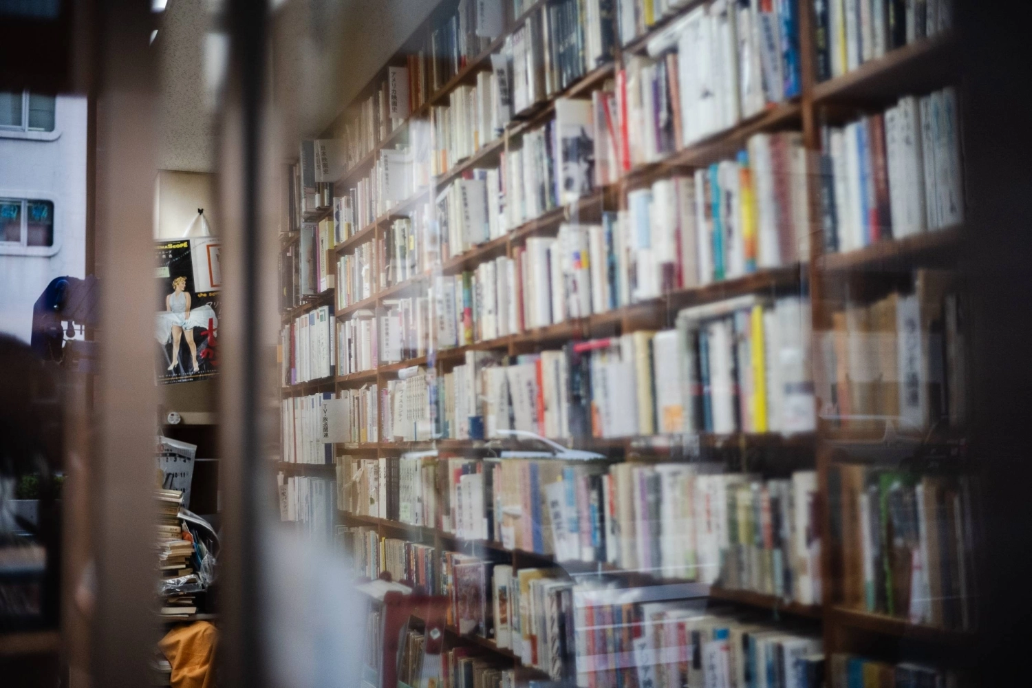 Tokyo's book town has an atmosphere that blends a bustling shopping street with a museum of the analog era. Tokyo's book town has an atmosphere that blends a bustling shopping street with a museum of the analog era.