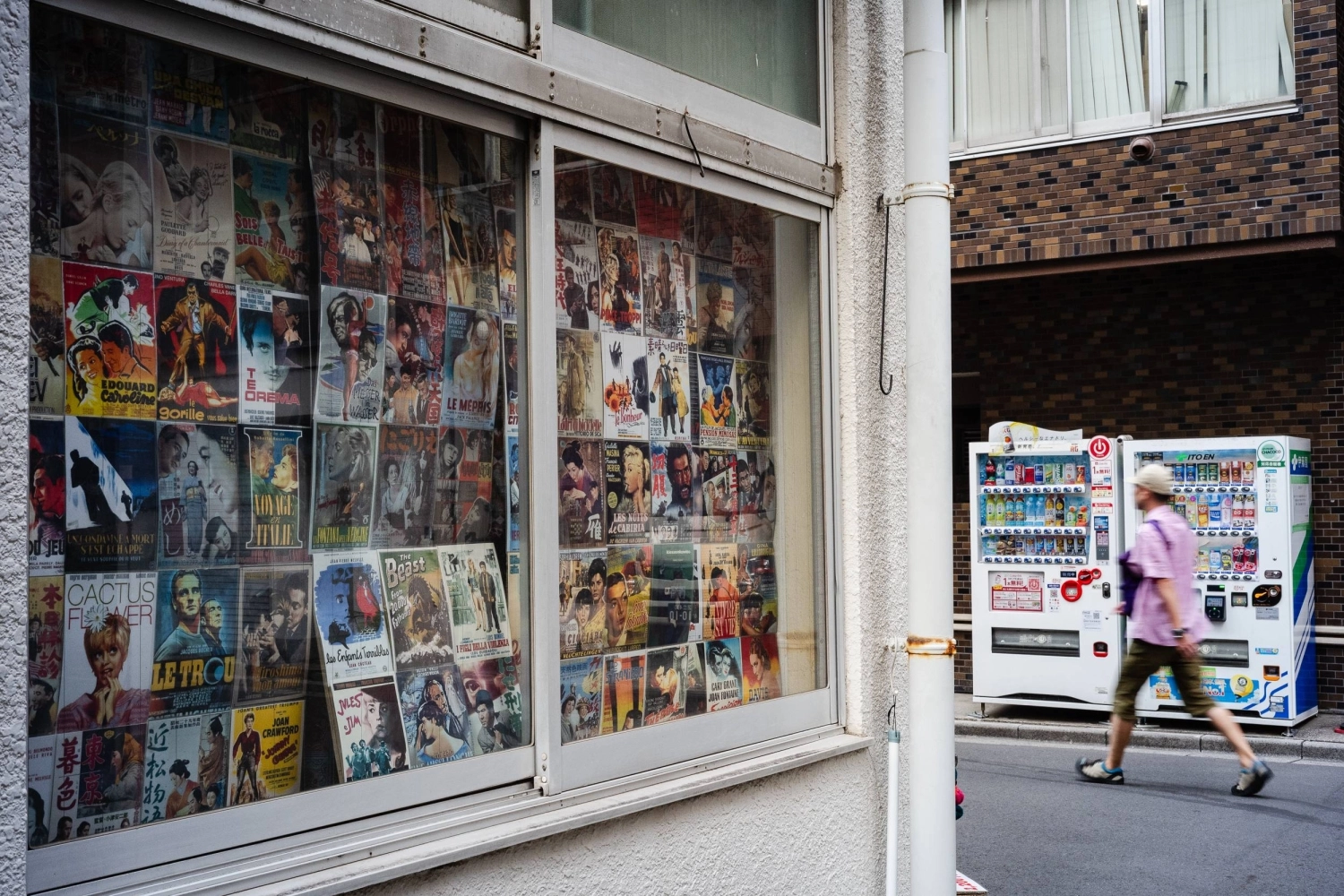 Jimbocho's identity as a book town took shape in the late 1800s, when the rise of nearby universities spurred demand for textbooks and secondhand titles. Jimbocho's identity as a book town took shape in the late 1800s, when the rise of nearby universities spurred demand for textbooks and secondhand titles.