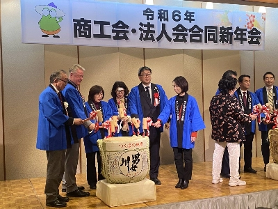 Jon Heese (second left) takes part in a 2024 New Year's nihonshu barrel opening ceremony. Jon Heese (second left) takes part in a 2024 New Year's nihonshu barrel opening ceremony.